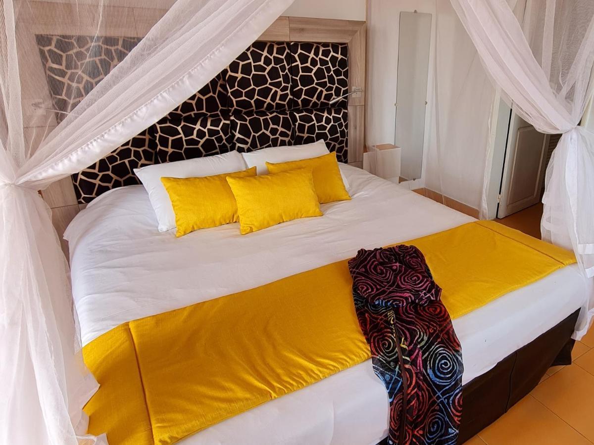 Le Souimanga Bleu Saly Bed & Breakfast エクステリア 写真